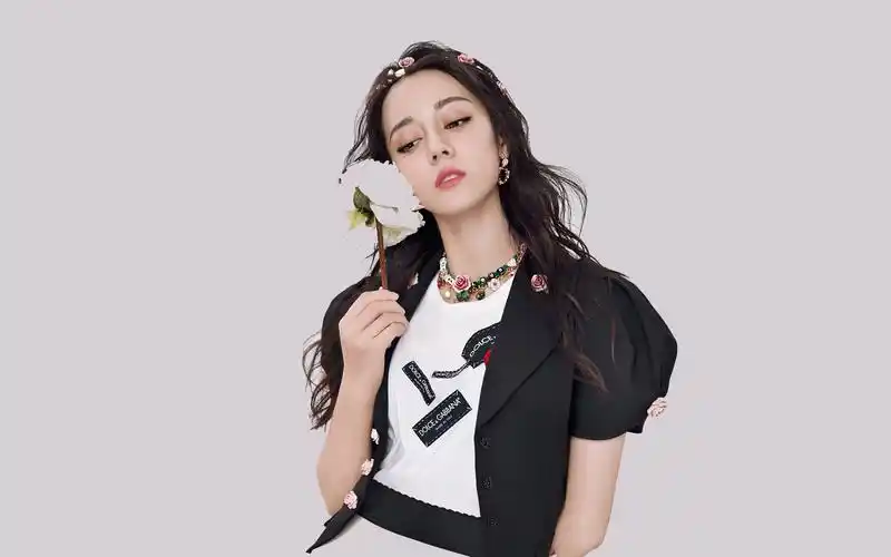 迪丽热巴封面时尚写真高清图片桌面壁纸