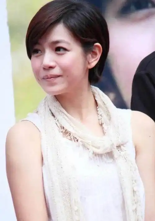 陈妍希终于选对造型!背心配短发,利落干练又显气质|发型|浅色系_网易