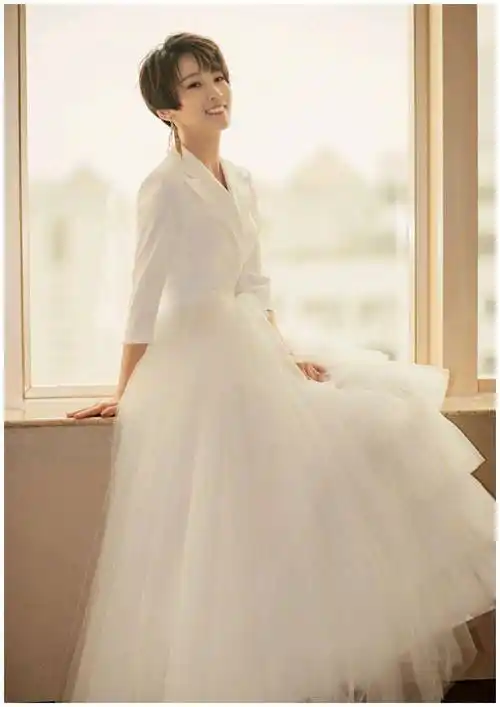 谢楠的衣品真好,穿白色和黑色拼接设计的连衣裙配耳环,意外高级_西装