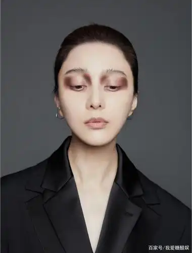 范冰冰晒最新写真,深色眼妆造型太夸张,粉丝却大赞好看有高级感