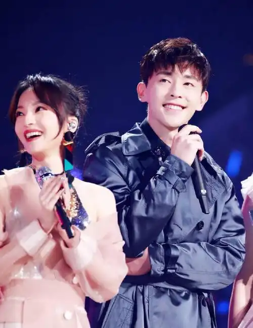 张韶涵与迷弟邓伦同框,网友:不羡慕邓伦羡慕口红色号