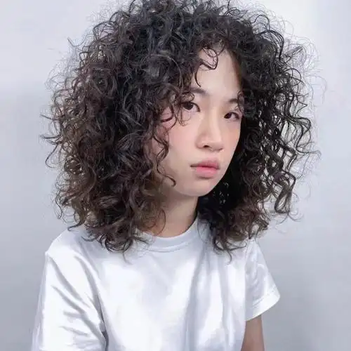 今年流行烫巴西卷时尚小姐姐已留着羊毛卷发型