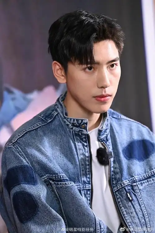 王子异问今天你追剧了么##王子异侧颜线条