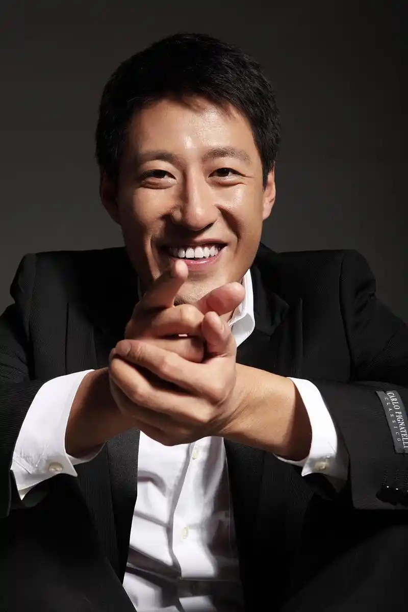 于震:演员中的"抗战专业户"  于震出生于1975年,家庭贫困,父母都是