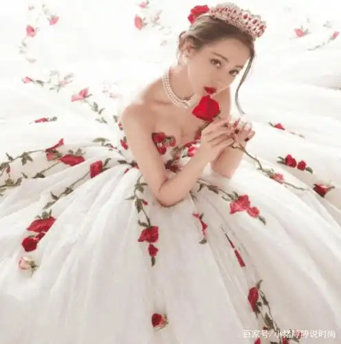迪丽热巴像极了"花仙子",穿婚纱展示"蝴蝶背",谁能不心动?