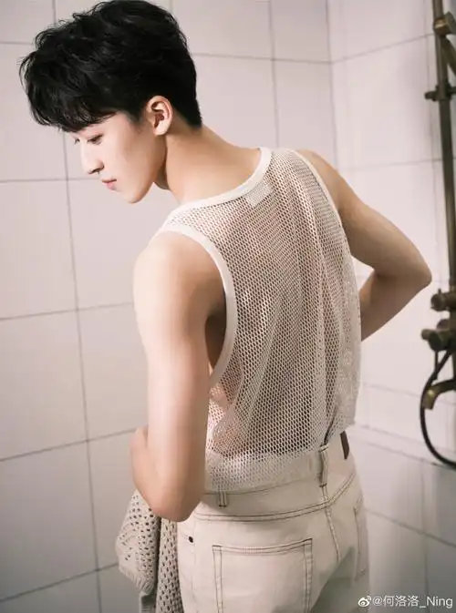 何洛洛夏日ootd##何洛洛的胸肌照没胸肌