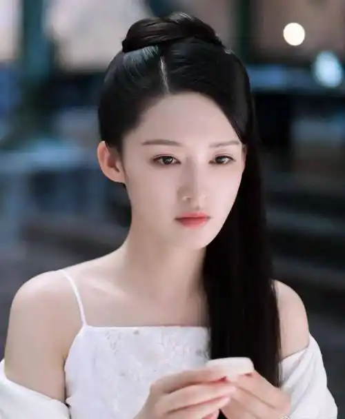 李沁古装剧照甜美写真