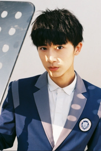 郝富申沐浴阳光变"闪光少年" 学院风穿搭洋溢青春气息