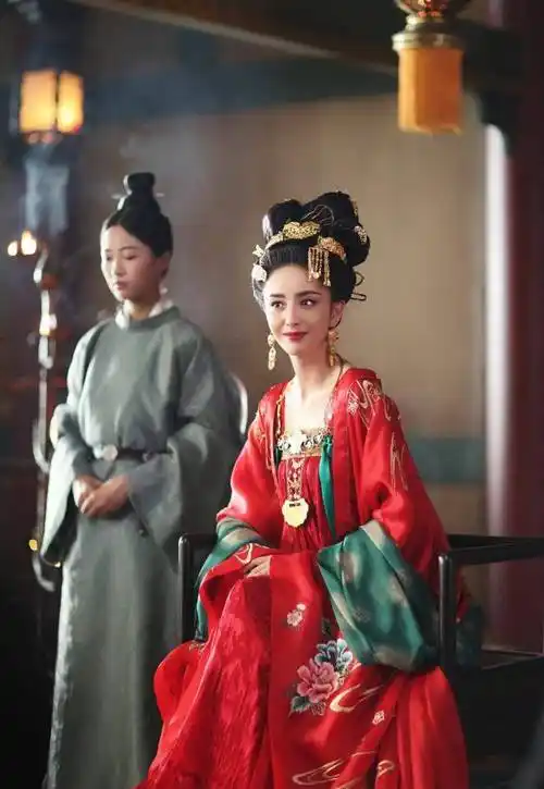 佟丽娅晒大红唇美照,一身休闲黑衣装扮出镜,脖子上的颈纹意外抢镜