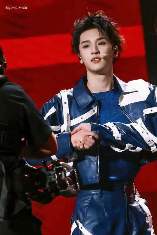 严浩翔超话06#严浩翔叁重楼暨出道四周年演唱会#属性是老公@时代