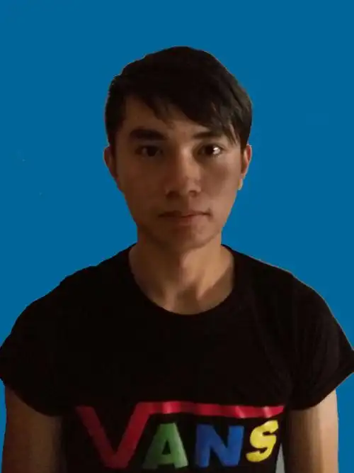 大神帮我把这两张照片p成一寸蓝底的,再美容一下谢谢啊给跪了