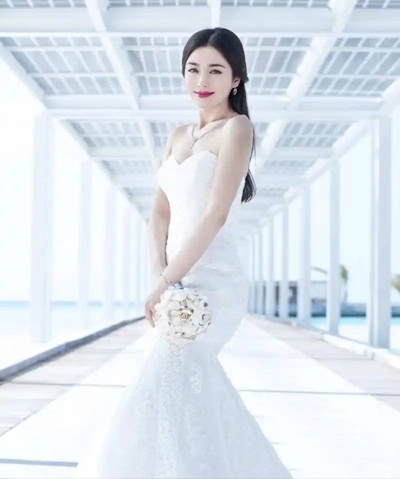 【秦岚 为《时尚新娘》拍摄的一组封面大片曝光】 在阳光与大海的映衬