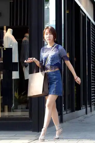 银色交叉带细高跟凉鞋,搭配牛仔短裙,显身材还有个性