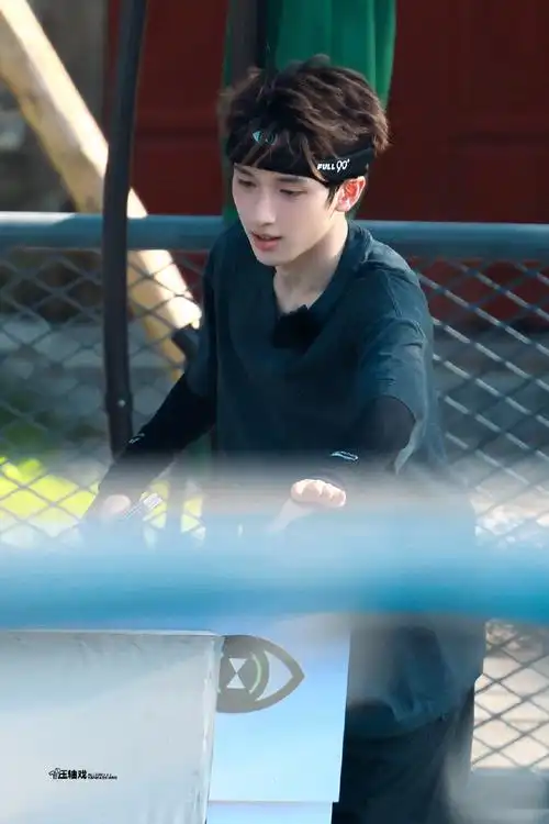 严浩翔超话糟糕没有酷起来@时代少年团-严浩翔#严浩翔全员加速中