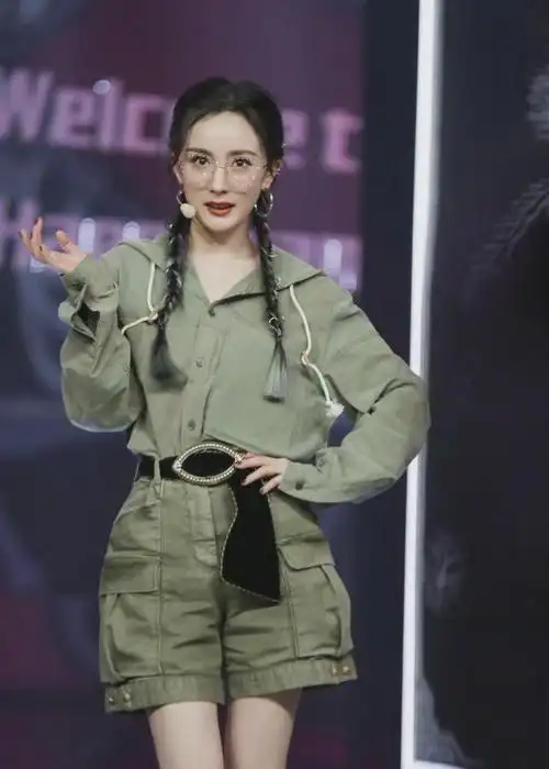 杨幂军绿色套装亮相综艺节目麻花辫搭配金丝眼镜尽显利落帅气