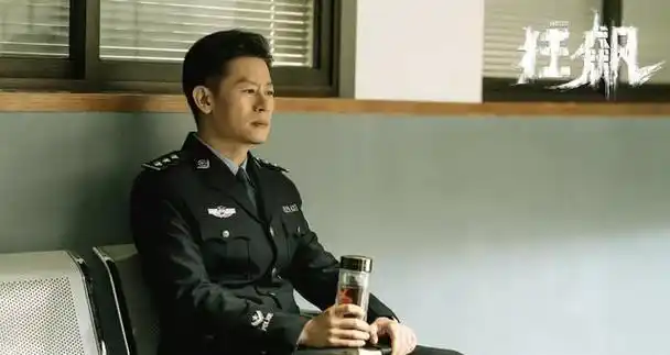 歌手李健的光芒显然更为耀眼,其知名度远超同名的演员李健