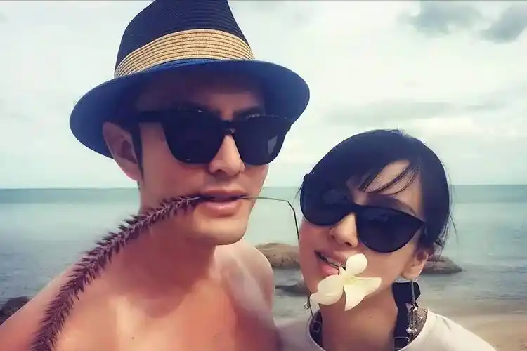 在这段恋爱当中,黄晓明爱的并没有李菲儿那么深.