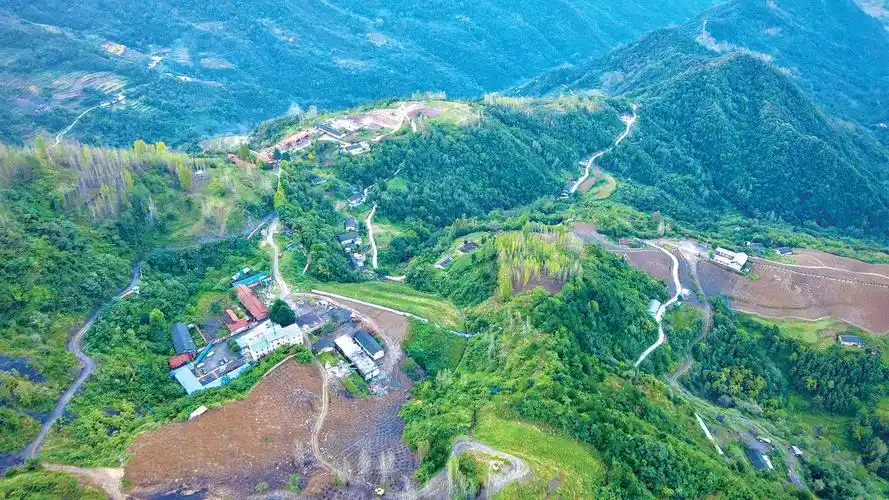 鸟瞰云盖寺绿松石国家矿山公园.