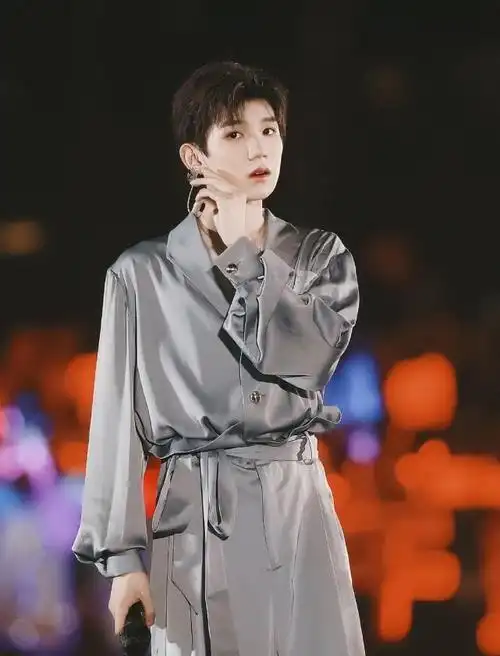 有种"优越"叫王源的锁骨,当他穿睡衣亮相演唱会,气质让人心动