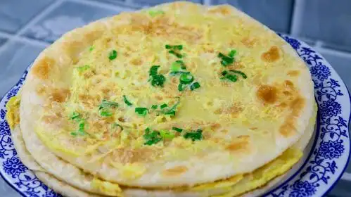 面点师分享葱花鸡蛋饼新做法,外酥里嫩,柔软筋道,既营养又健康