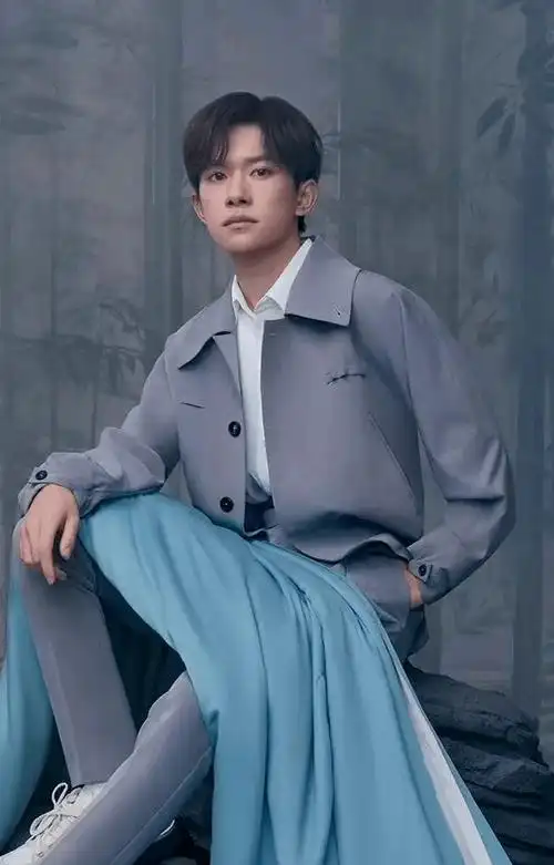 易烊千玺奇迹全网上线不少惊喜合照公开还有即兴发挥片段