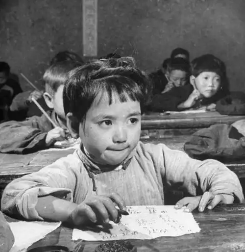 老照片那时的儿童稚嫩的年纪承受了太多不该承受的东西