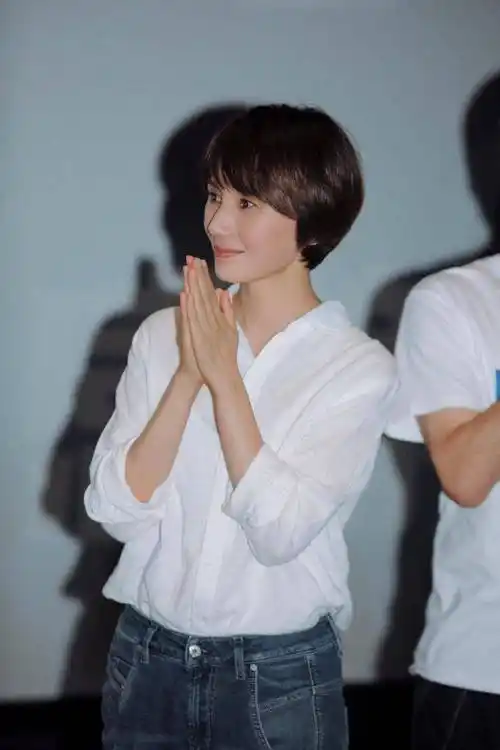 看了45岁袁泉的打扮才发现:中年留短发,穿衣不油腻,想不美都难_气质