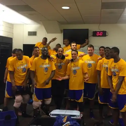 勇士队赛后在更衣室穿上锁定太平洋区冠军的t恤