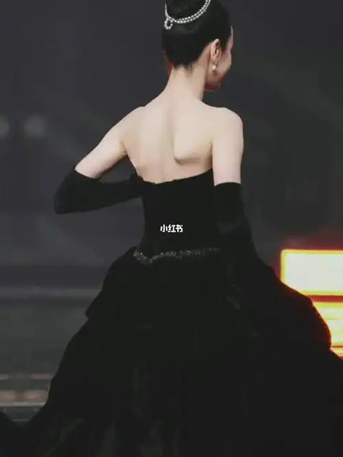 迪丽热巴赫本风造型