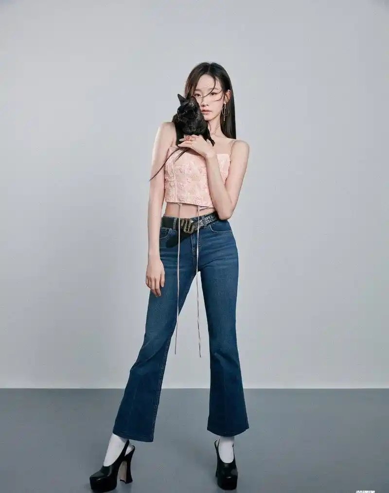 张艺凡的大长腿太优越了!又细又直又长!