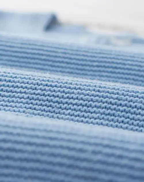 浅蓝色淑女圆领毛衣