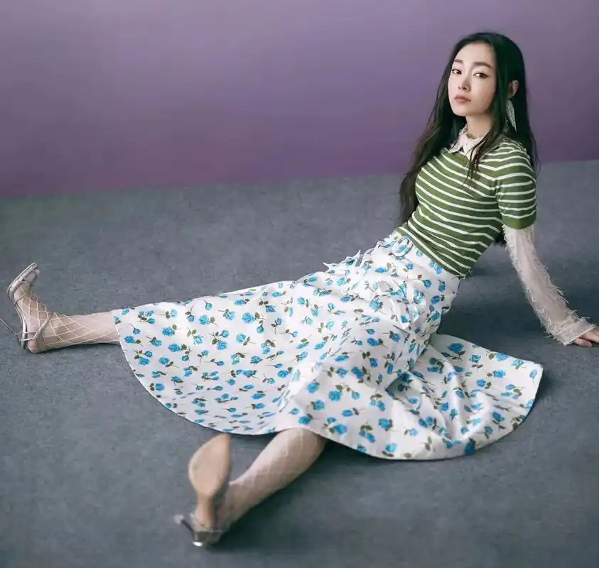 宋轶拍摄复古大片,穿打底衫搭配半身裙,美感不输旗袍造型
