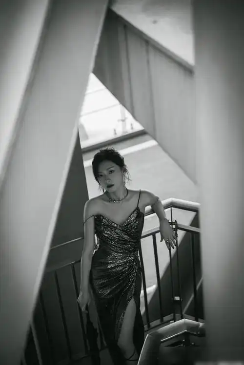 万茜的黑白电影感大片黑白港风感影像照片超级惊艳