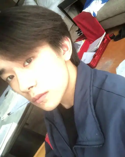 四字弟弟易烊千玺自拍来啦,果然高颜值就是任性素颜怼脸拍完全没耘侣