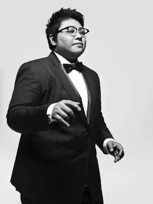 韩红简历个人资料简介(捐款10亿元,善良的背后是原生家庭的破灭)