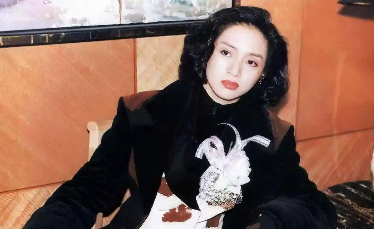 "香港女儿"梅艳芳,她是百变天后,是乐坛和影坛真正的顶尖艺人_时期