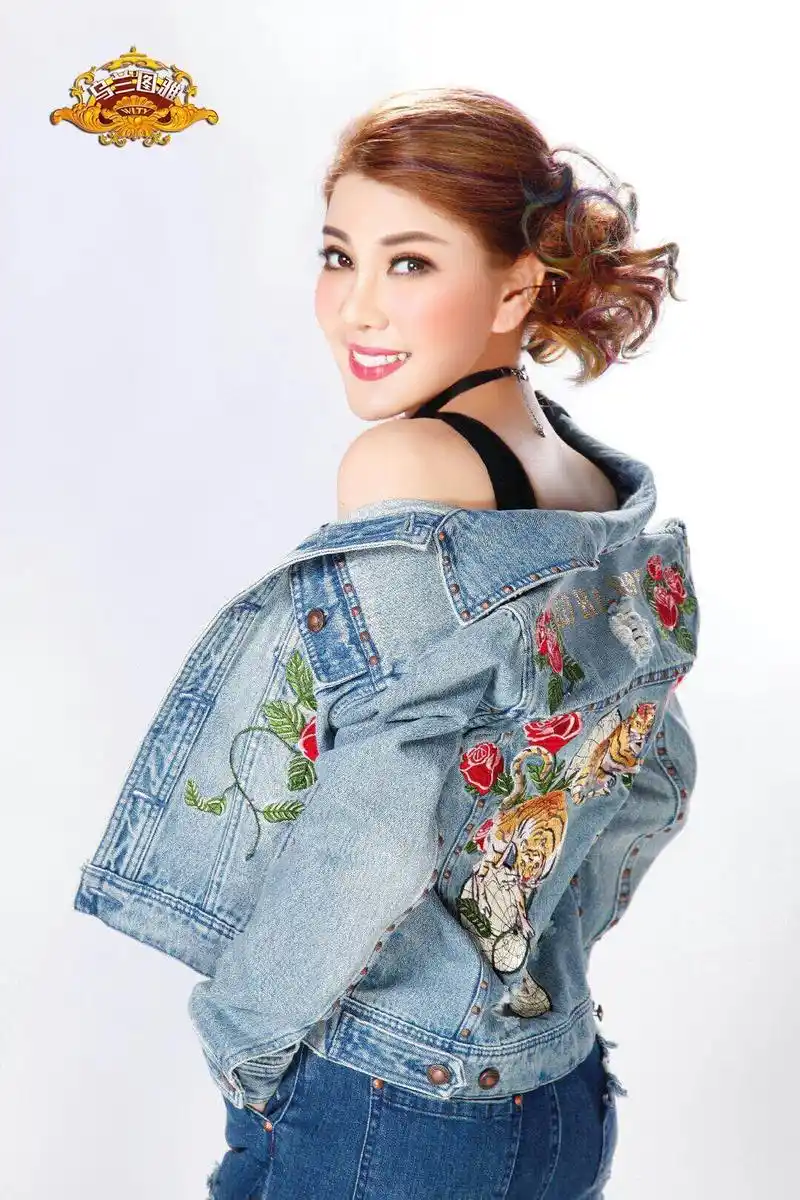 乌兰图雅一身牛仔装萌萌惹人爱