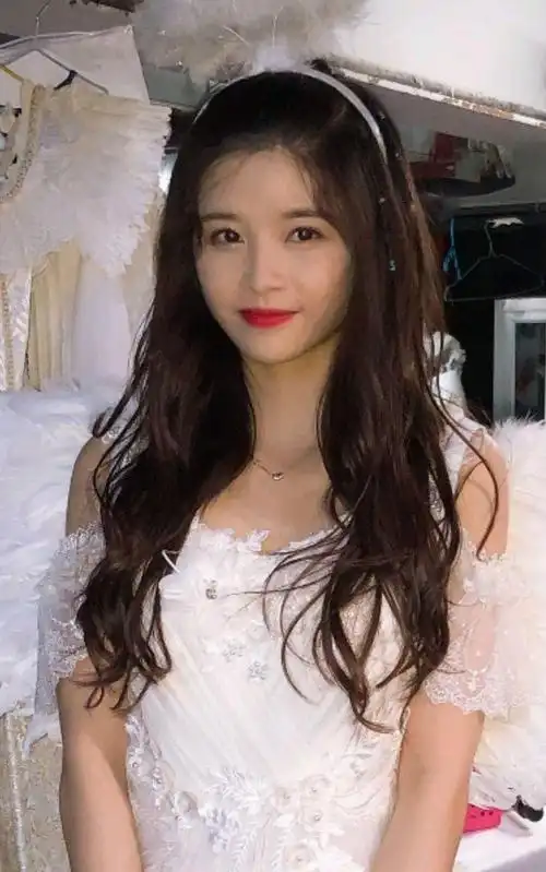 林思意在舞台绽放光芒的美少女