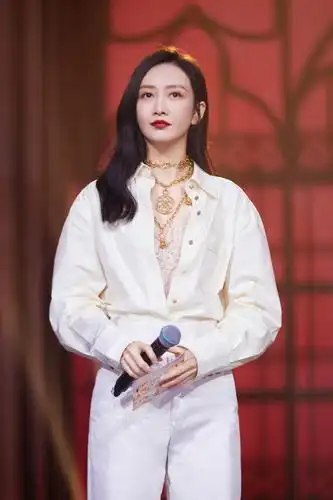 王鸥成团后亮相再现神仙颜值蕾丝背心配衬衫好撩