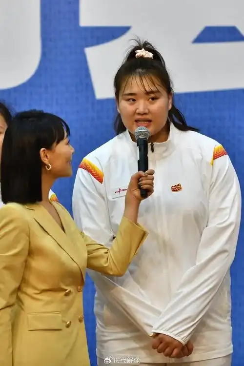 刘禹彤今年22岁,出生于哈尔滨,身高2米01,体重220斤,在球场上司职中锋