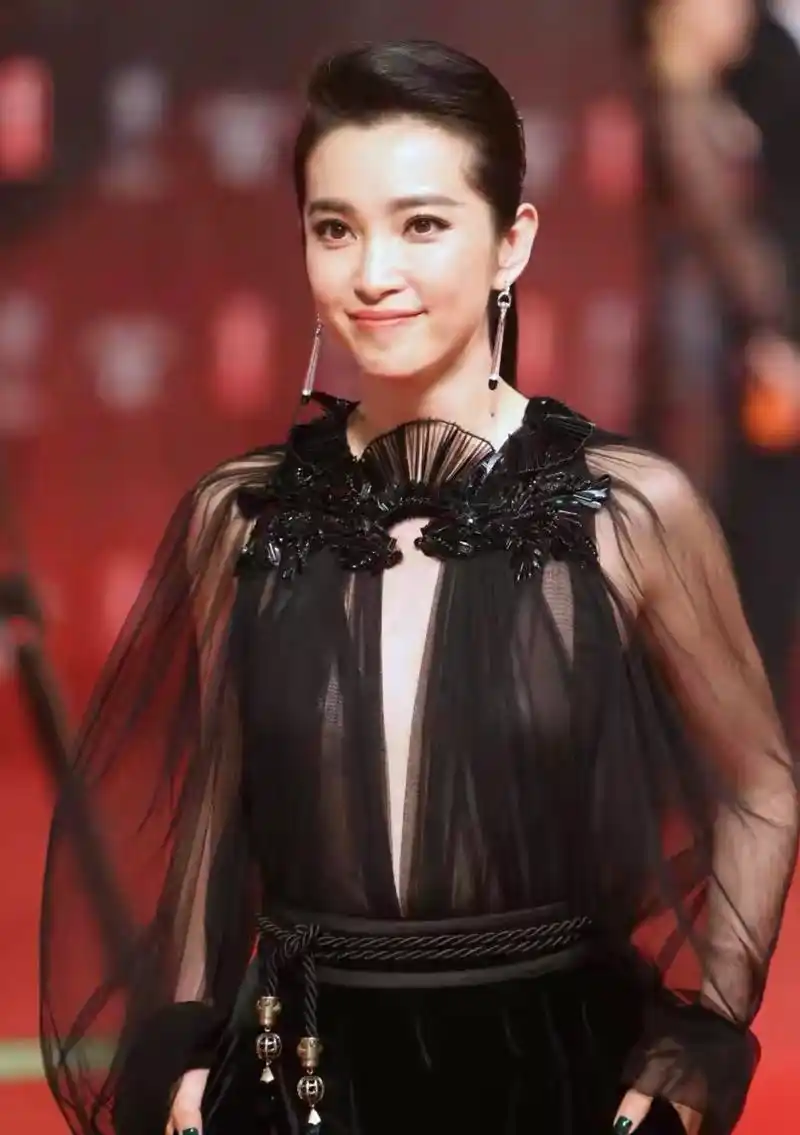 李冰冰太敢穿了!年近半百还敢挑战"渔网装",好身材确实有资本