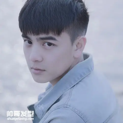 黑色短发帅哥图片 高中男生大学男生适合的帅气黑色发型黑色短发帅哥