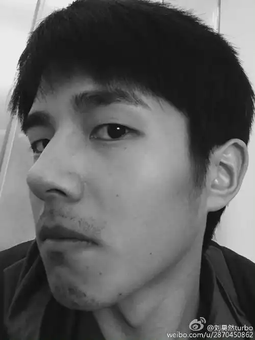 刘昊然分享怼脸自拍##刘昊然分享怼脸自拍照