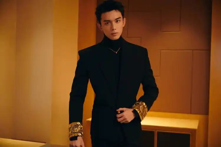 吴磊西装造型出席2022国剧盛典 眼神坚毅冷峻少年气势满分_凤凰网娱乐
