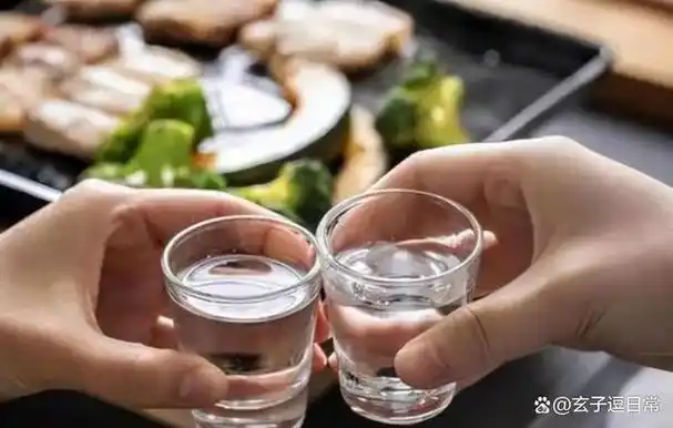 请客喝酒时,别管关系有多好,这2种酒可别带上桌,尴尬又丢人