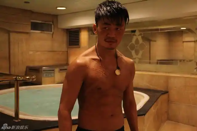 王宝强健身  浑身刀疤肌肉健硕颇具男人味