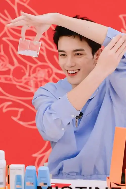 甜美又臭屁的小可爱    #吴磊