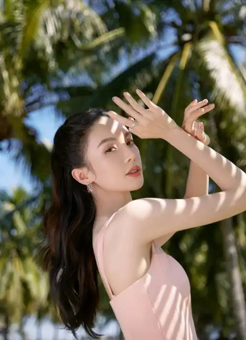 金晨穿粉色吊带裙造型撩人瘦出排骨胸