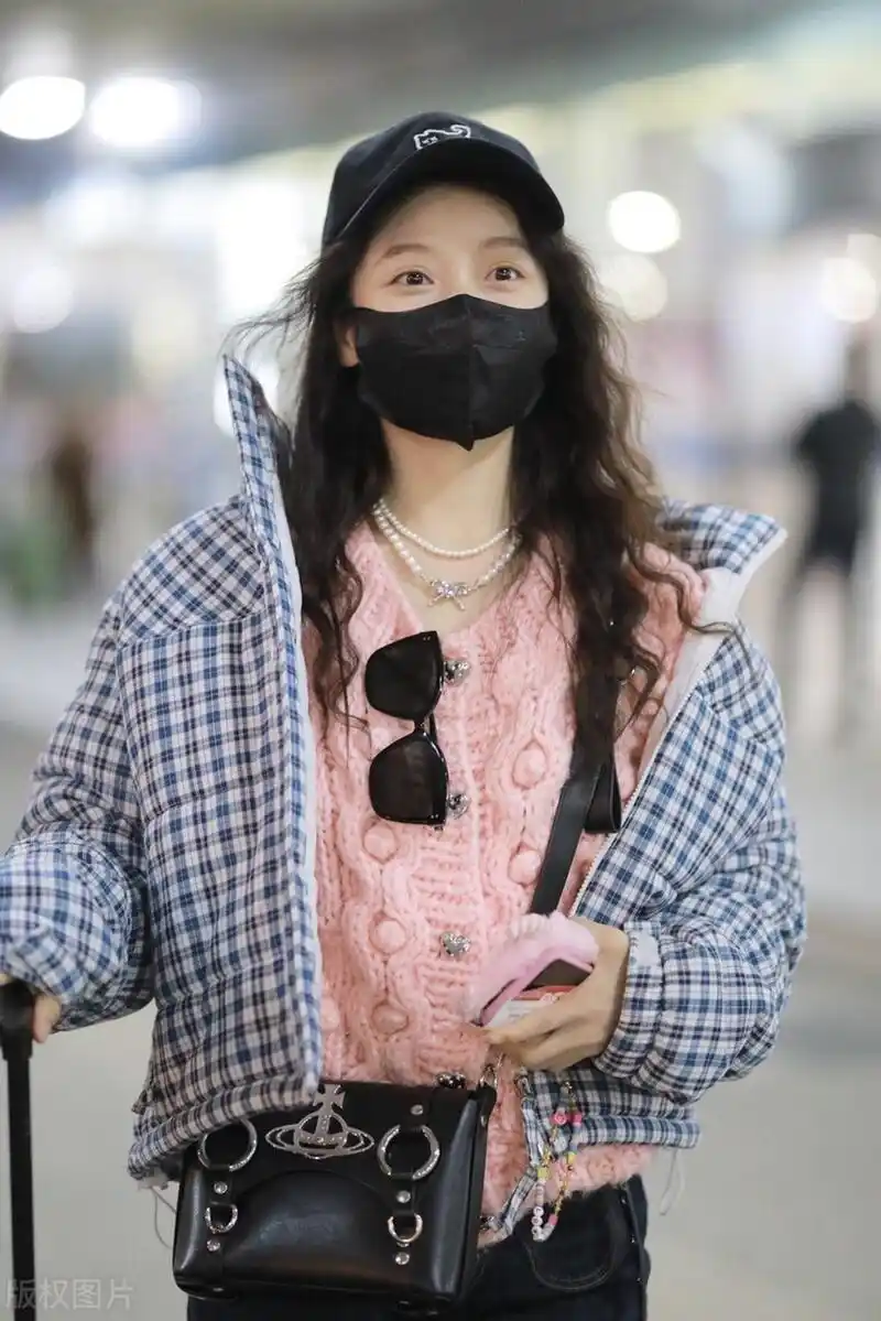 姜贞羽机场街拍 格纹羽绒服 粉色绞花毛衣 牛仔裤甜美率性