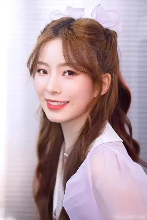 陈卓璇一头黄发加紫色薄纱发带满满的少女感这次的妆容很赞哦